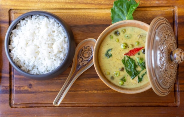 How do restaurants serve Thai curry