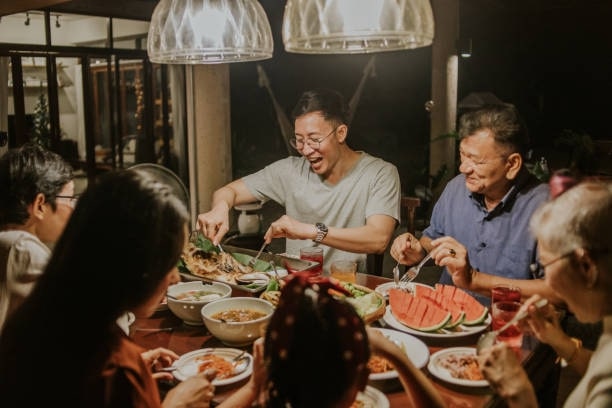 Thai families gather.