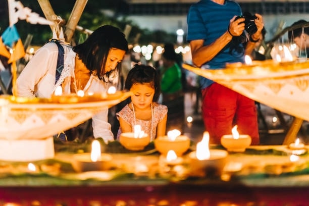 Thais visit temples.