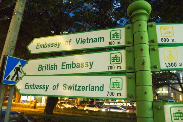 Know the location of the nearest embassy or consulate