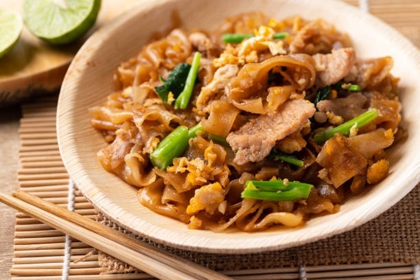 Pad See Ew (Stir-Fried Wide Rice Noodles)