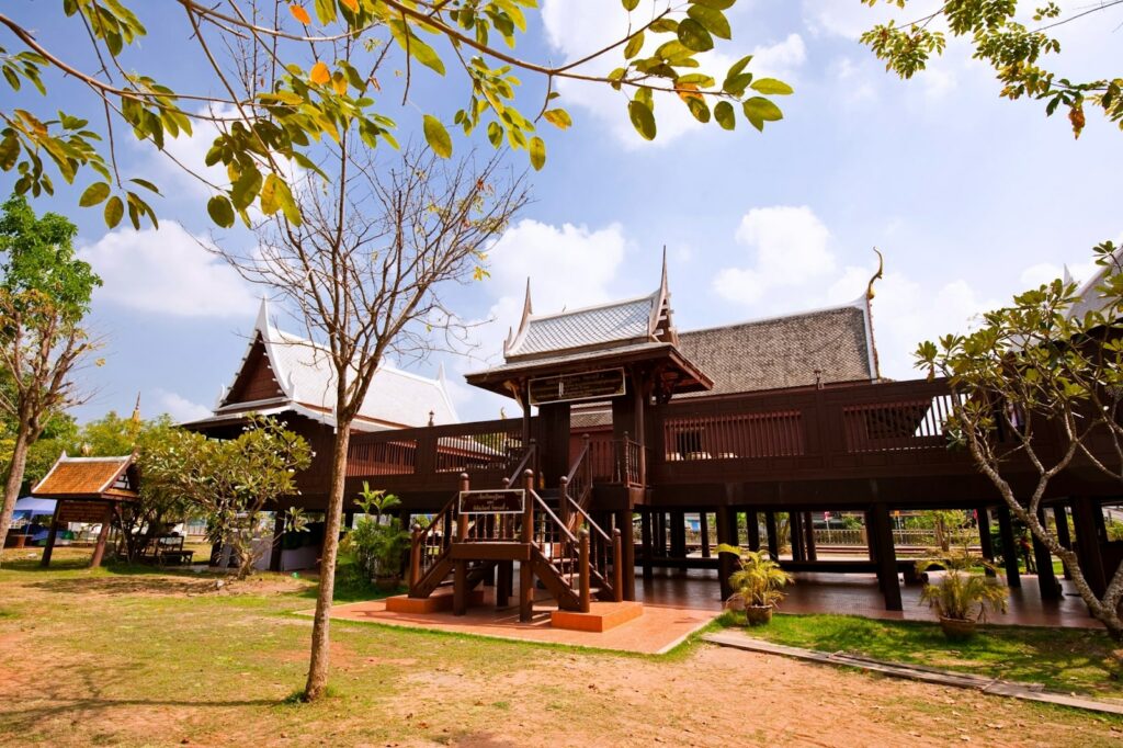 Admire the golden beauty of Wat Phummarin Kudi Thong