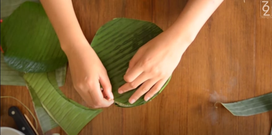 Cover the base with banana leaves