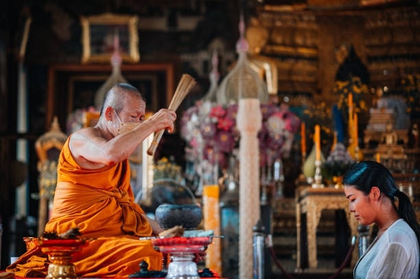 Follow Buddhist customs in temples