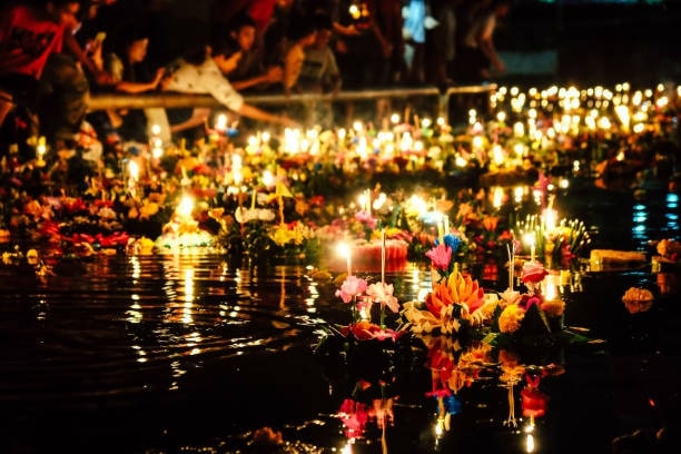 How do people celebrate Loy Krathong festival today