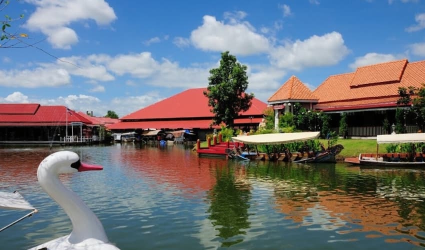 Sam Phan Nam Floating Market