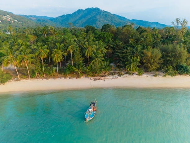 Take a boat tour to nearby islands