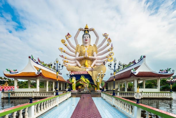 Visit Wat Plai Laem