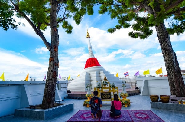 Visit Wat Poramai Yikawat