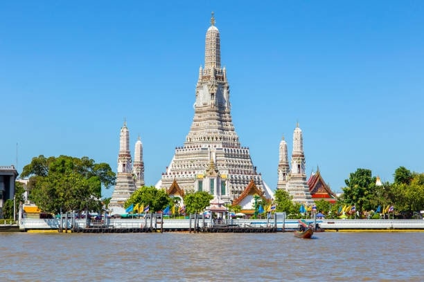 Wander around Wat Arun