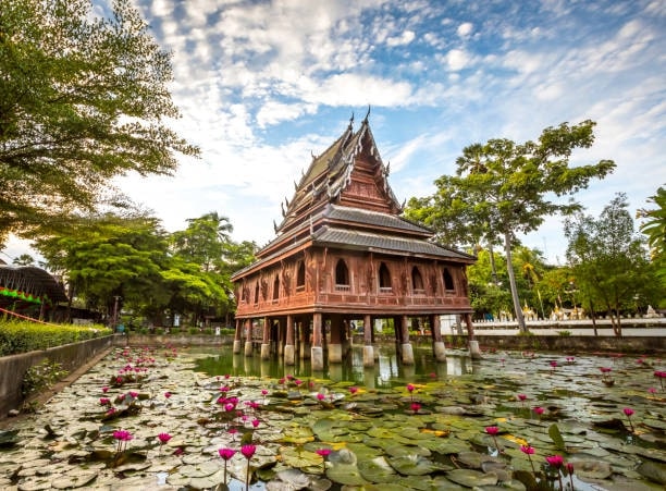 Visit Wat Thung Sri Mueang